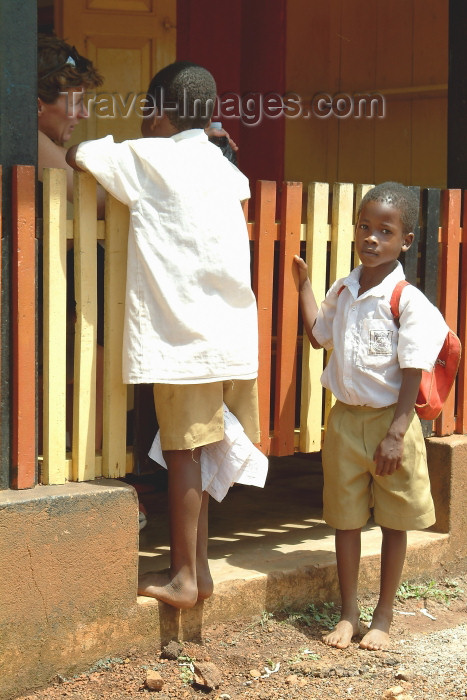 uganda26: Uganda - Misindi: a watchful eye - kids (photo by Jordan Banks) - (c) Travel-Images.com - Stock Photography agency - Image Bank