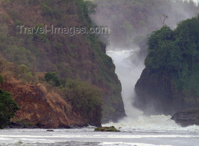 uganda27: Uganda - Murchison Falls - Rakai District: by the water - Nile (photo by Jordan Banks) - (c) Travel-Images.com - Stock Photography agency - Image Bank