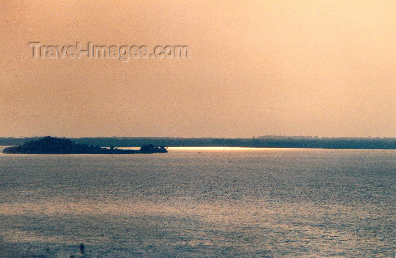 uganda3: Uganda - Queen Elizabeth National park: Kazinga channel - border with Congo (photo by Nacho Cabana) - (c) Travel-Images.com - Stock Photography agency - Image Bank