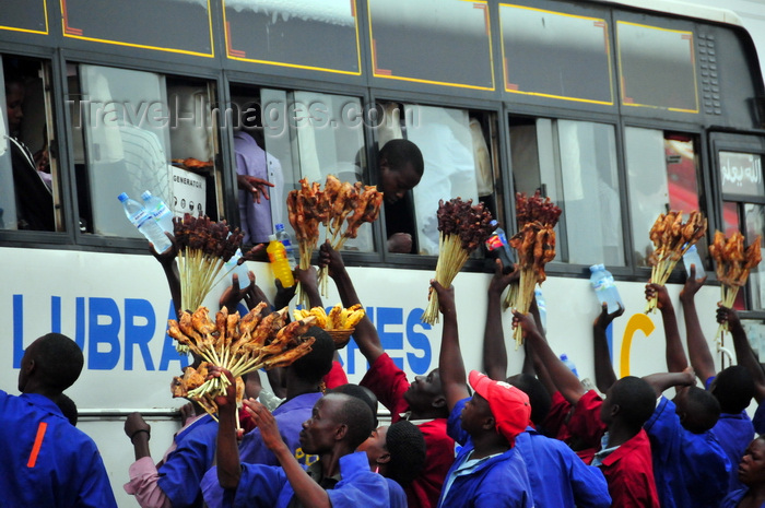 uganda30: Mukono, Uganda: at the long distance bus stop vendors struggle to sell food to the passengers through the windows - photo by M.Torres - (c) Travel-Images.com - Stock Photography agency - Image Bank