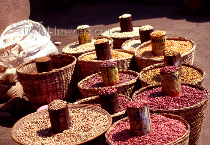 uganda33: Uganda - Fort Portal - beans and baskets - photos of Africa by F.Rigaud - (c) Travel-Images.com - Stock Photography agency - Image Bank