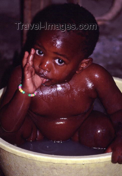 uganda36: Uganda - Fort Portal - toddler taking a bath and sucking his thumb - photos of Africa by F.Rigaud - (c) Travel-Images.com - Stock Photography agency - Image Bank