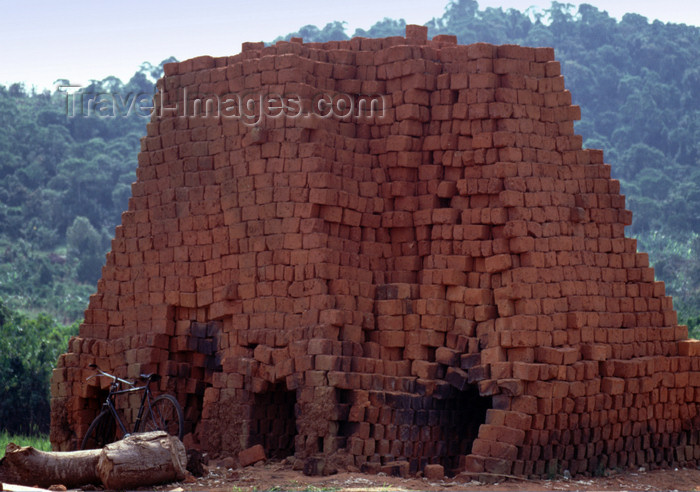 uganda38: Uganda - Kyarusozi - brick oven - photos of Africa by F.Rigaud - (c) Travel-Images.com - Stock Photography agency - Image Bank