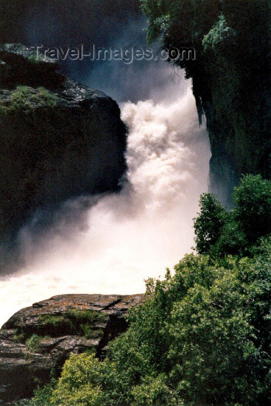 uganda4: Uganda - Murchison falls NP / MUD - the falls / aka Kabalega falls - waterfall on the Nile (photo by Nacho Cabana) - (c) Travel-Images.com - Stock Photography agency - Image Bank