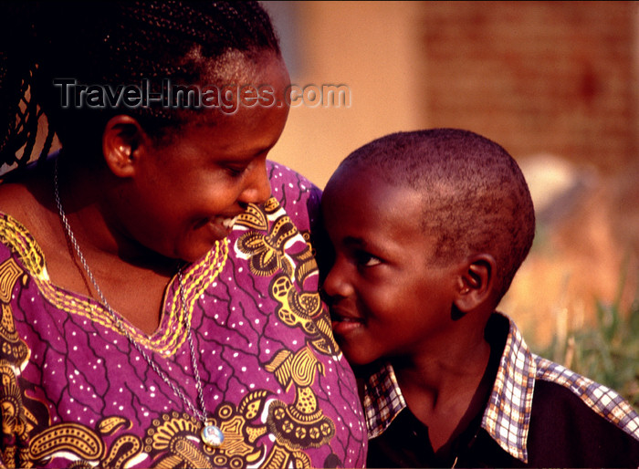 uganda41: Uganda - Kyarusozi - Kyenjojo district - mother and son - photos of Africa by F.Rigaud - (c) Travel-Images.com - Stock Photography agency - Image Bank