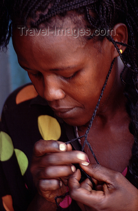 uganda43: Uganda - Kyarusozi - woman doing braids - photos of Africa by F.Rigaud - (c) Travel-Images.com - Stock Photography agency - Image Bank