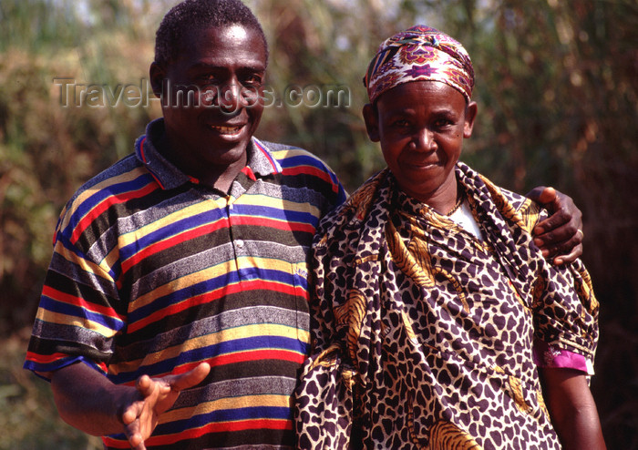 uganda44: Uganda - Kyarusozi,  Kyenjojo district - couple - photos of Africa by F.Rigaud - (c) Travel-Images.com - Stock Photography agency - Image Bank