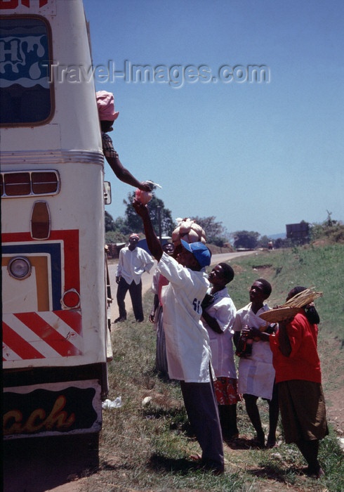 uganda46: Uganda - selling goods to passengers on a bus - photos of Africa by F.Rigaud - (c) Travel-Images.com - Stock Photography agency - Image Bank