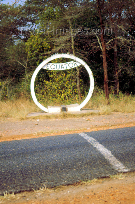 uganda47: Uganda - Uganda: crossing the Equator - road with line and Equator sign - Äquator, Llínea del Ecuador, Ekvator, Keheder, Línia equatorial, Rovník, Cyhydedd, Geografisk ækvator, Äquator, Ekvaator, Ecuador terrestre, Ekvatoro, Ekuatore, Équateur,Evener, Equ - (c) Travel-Images.com - Stock Photography agency - Image Bank