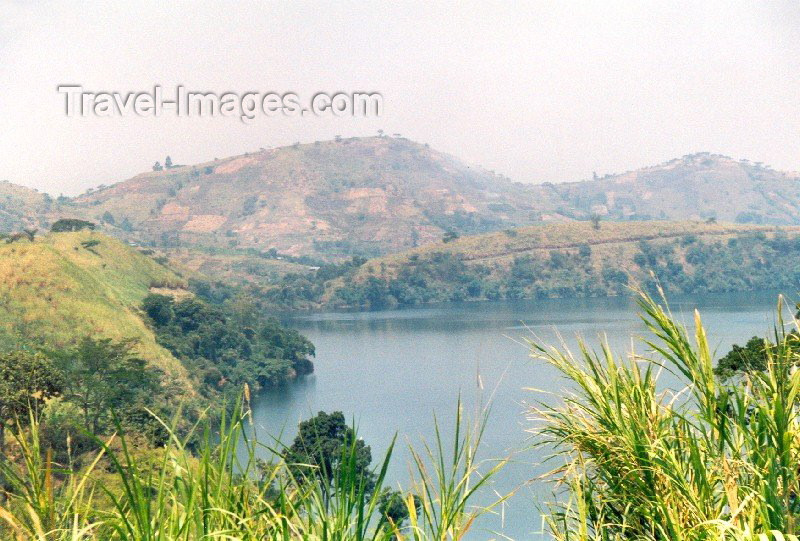 uganda7: Uganda - Kibale forest: crater lake (photo by Nacho Cabana) - (c) Travel-Images.com - Stock Photography agency - Image Bank