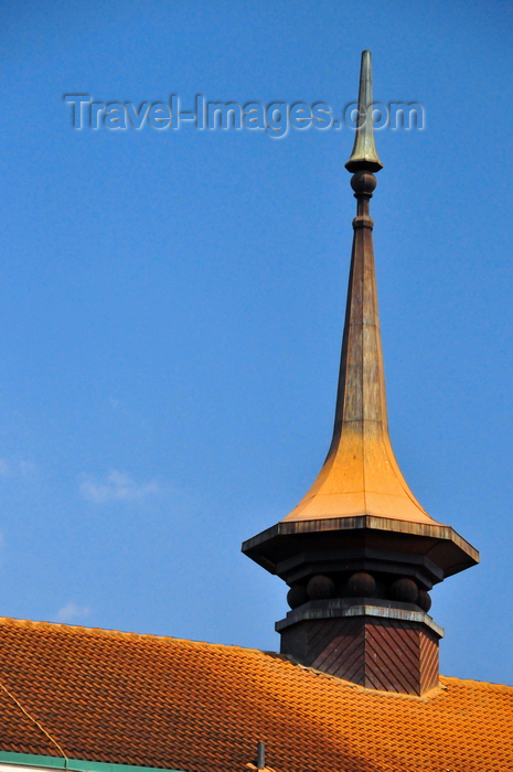uganda9: Kampala, Uganda: Buganda parliament building, roof detail, architect Mark Andrew - the Great Lukiiko of the Kingdom of Buganda - Kabaka, Bulange - photo by M.Torres - (c) Travel-Images.com - Stock Photography agency - Image Bank