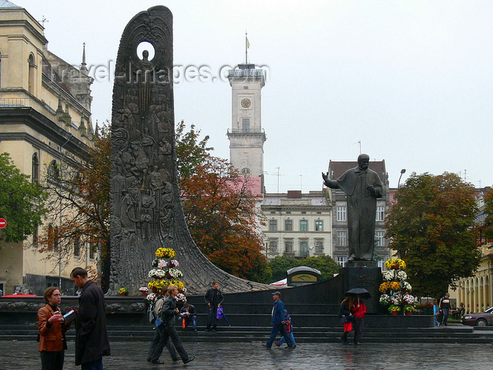 ukra88: Lviv / Lvov, Ukraine: Taras Shevchenko Monument - photo by J.Kaman - (c) Travel-Images.com - Stock Photography agency - Image Bank