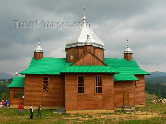 ukra94: Transcarpathia / Zakarpattya, Ukraine: countryside around Jablonica - wooden church - side view - photo by J.Kaman - (c) Travel-Images.com - Stock Photography agency - Image Bank