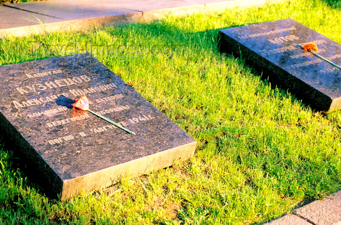 ukra98: Odessa, Ukraine: grave of captain Aleksandr Kuznetzov, coastal Defense battery commander killed fighting the Romanian army in 1941 - WWII military cemetery - photo by K.Gapys - (c) Travel-Images.com - Stock Photography agency - Image Bank