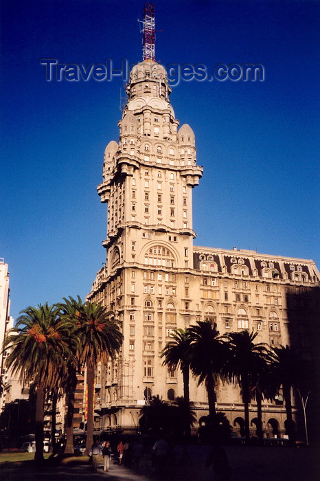 uruguay2: Uruguay - Montevideo / Montevideu / MVD : Uruguayan Barolo - Palacio Salvo - intersection of 18 de Julio Avenue and Plaza Independencia, a twin building of Palacio Barolo in Buenos Aires, by architect Mario Palanti - Barolo architecture - photo by M.Torres - (c) Travel-Images.com - Stock Photography agency - Image Bank