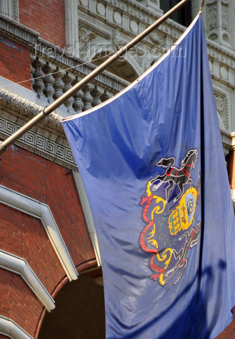 usa1011: Philadelphia, Pennsylvania, USA: Flag of the Commonwealth of Pennsylvania - the state coat of arms includes a ship, a plow, and three sheaves of wheat - Pennsylvania Convention Center - Market Street - photo by M.Torres - (c) Travel-Images.com - Stock Photography agency - Image Bank