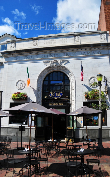 usa1031: Burlington, Vermont, USA: the Chittenden County Trust Company is now the Rí Rá Irish pub - sidewalk cafe - Church Street Marketplace - Burlington Town Center - photo by M.Torres - (c) Travel-Images.com - Stock Photography agency - Image Bank