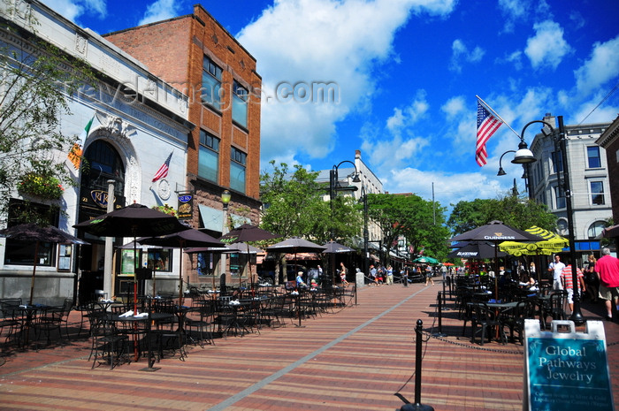 usa1032: Burlington, Vermont, USA: sidewalk cafés - view along the pedestrianised Church Street - Burlington Town Center - photo by M.Torres - (c) Travel-Images.com - Stock Photography agency - Image Bank