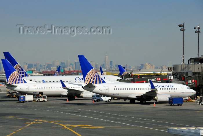 usa1040: Newark, New Jersey, USA: Continental aircraft with Manhatan skyline in the background - Terminal C - Newark Liberty International Airport - Boeing 737-724(WL) cn 28950, N14735 - photo by M.Torres - (c) Travel-Images.com - Stock Photography agency - Image Bank