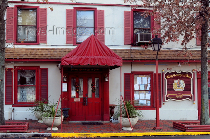 usa1041: Bristol, Bucks County, Pennsylvania, USA: the King George II Inn is known as the oldest continuously operating inn in the country - established by Samuel Clift in 1681 as the Ferry House - photo by N.Chayer - (c) Travel-Images.com - Stock Photography agency - Image Bank
