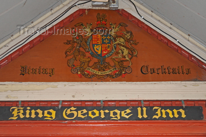 usa1042: Bristol, Bucks County, Pennsylvania, USA: British coat of arms at the King George II Inn - the oldest continuously operating inn in the country - waterfront business district - photo by N.Chayer - (c) Travel-Images.com - Stock Photography agency - Image Bank