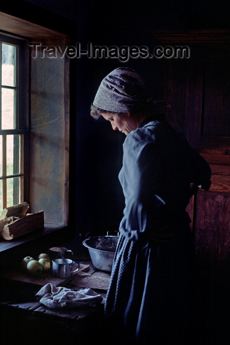 usa1058: Kettle Moraine State Forest, Wisconsin, USA: Old World Wisconsin - pioneer woman baking apple pie in a historic settler cabin - photo by C.Lovell - (c) Travel-Images.com - Stock Photography agency - Image Bank
