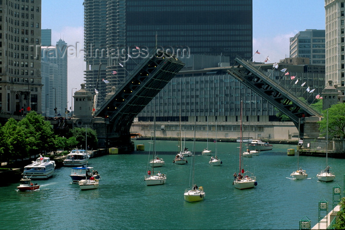 usa1076: Chicago, Illinois, USA: a regatta of sail boats on the Chicago River pass under the Michigan Avenue bascule bridge - Double-leaf, double-deck, fixed counterweight, trunnion bascule - Edward H. Bennet architect - photo by C.Lovell - (c) Travel-Images.com - Stock Photography agency - Image Bank