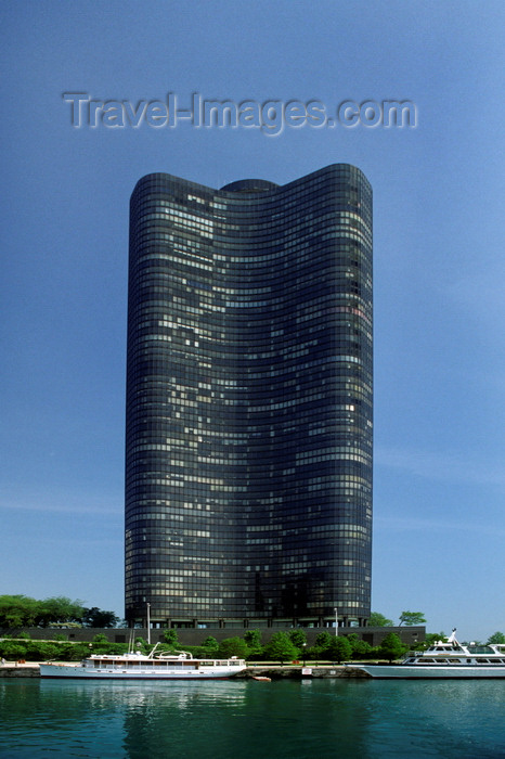 usa1082: Chicago, Illinois, USA: the Lake Point Tower - architects John Heinrich and George Schipporeit, inspired by a Mies van der Rohe’s 1922 draft for a skyscraper in Berlin - North Lake Shore Drive - photo by C.Lovell - (c) Travel-Images.com - Stock Photography agency - Image Bank