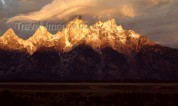 usa114: USA - Grand Teton NP (Wyoming): Sun rays hitting the  snowy peaks of Grand Teton - sunrise - photo by J.Fekete - (c) Travel-Images.com - Stock Photography agency - Image Bank