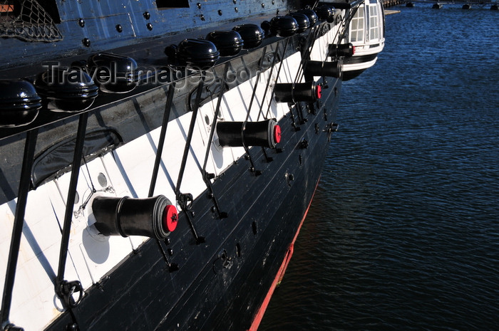 usa1143: Boston, Massachusetts, USA: Charlestown Navy Yard - USS Constitution - Old Ironsides - British muzzle guns in portholes - carronades - naval architecture by Joshua Humphreys - photo by M.Torres - (c) Travel-Images.com - Stock Photography agency - Image Bank