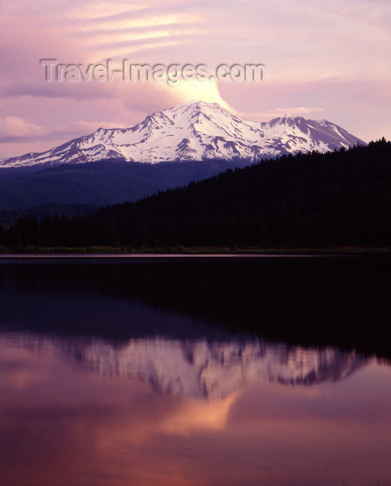 usa115: Mount Shasta (California) - : reflection on Siskiyou Lake - stratovolcano - Cascade Range - Siskiyou County - photo by J.Fekete - (c) Travel-Images.com - Stock Photography agency - Image Bank