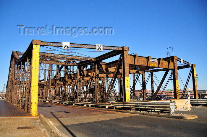 usa1173: Boston, Massachusetts, USA: Metal Pinned Pratt Through Truss swing span of the North Washington Street Bridge over the Charles River - Charlestown Bridge - part of the Freedom Trail - civil engineer William Jackson - photo by M.Torres - (c) Travel-Images.com - Stock Photography agency - Image Bank