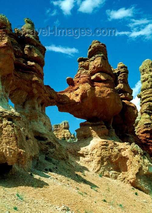 usa125: Bryce Canyon National Park, Utah, USA: natural Window and unique rock formations - photo by C.Lovell - (c) Travel-Images.com - Stock Photography agency - Image Bank