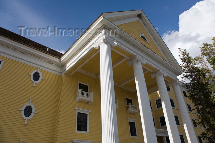 usa1270: Yellowstone National Park, Wyoming USA: front entrance of the Lake Yellowstone Hotel - photo by C.Lovell  - (c) Travel-Images.com - Stock Photography agency - Image Bank
