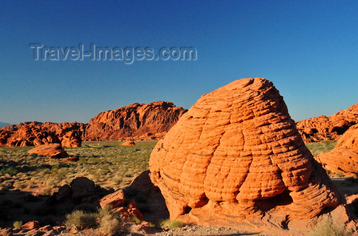 usa133: Valley of Fire State Park, Clark County, Nevada, USA: Beehive Rock - domed and striated red sandstone formation weathered by the eroding forces of wind and water - photo by M.Torres - (c) Travel-Images.com - Stock Photography agency - Image Bank