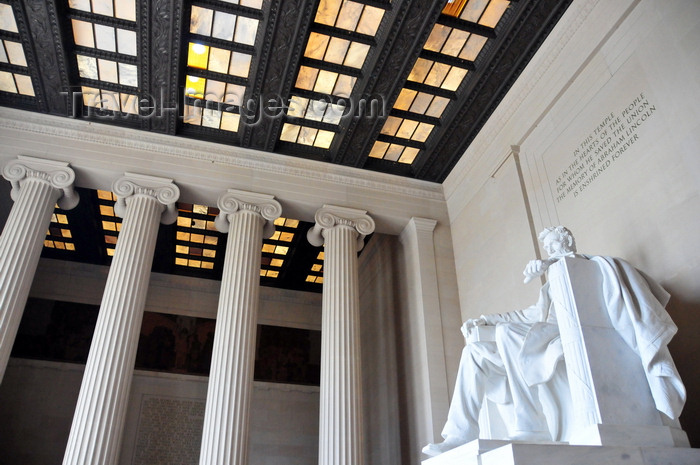 usa1331: Washington, D.C., USA: Lincoln Memorial - 'In this temple, as in the hearts of the people for whom he saved the Union, the memory of Abraham Lincoln is enshrined forever' - classical Greek interior by Henry Bacon - Doric columns - photo by M.Torres - (c) Travel-Images.com - Stock Photography agency - Image Bank