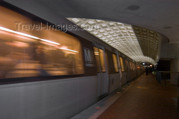 usa1343: Washington, D.C., USA: commuter train leaves Dupont Circle station - Metrorail Red Line - photo by C.Lovell - (c) Travel-Images.com - Stock Photography agency - Image Bank