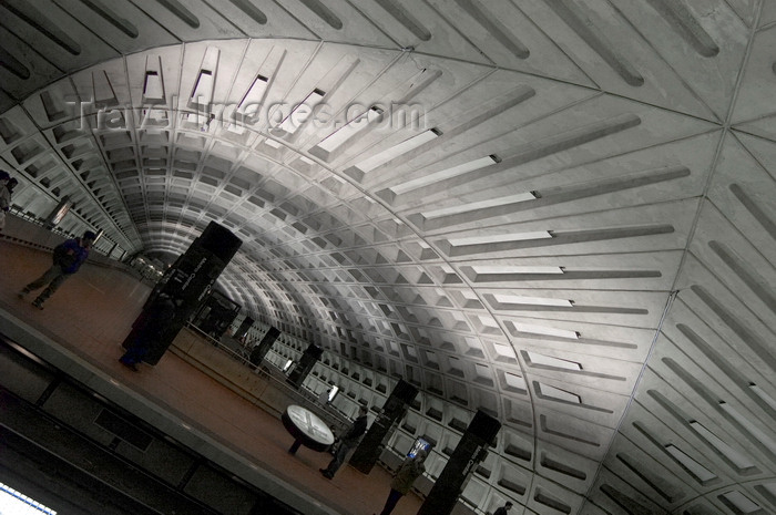 usa1344: Washington, D.C., USA: Metro Center station - hub of Washington’s Metro - intersection of ceiling vaults - Metrorail rapid transit system - photo by C.Lovell - (c) Travel-Images.com - Stock Photography agency - Image Bank