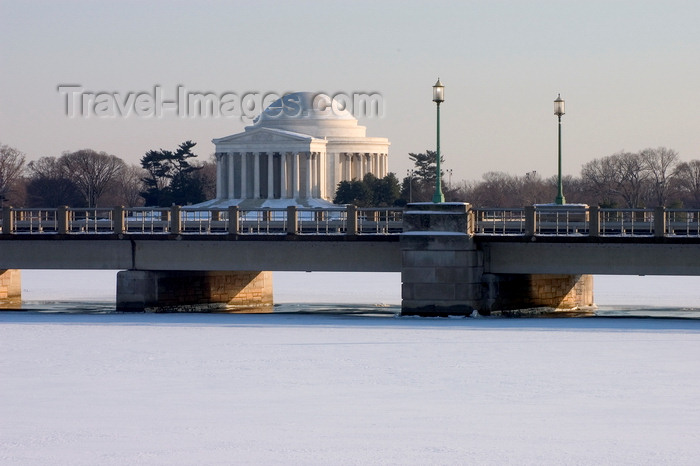 usa1350: Washington, D.C., USA: winter scene - Kutz Bridge and the Jefferson Memorial, honoring Thomas Jefferson - architect John Russell Pope - neoclassical style - Tidal Basin - photo by C.Lovell - (c) Travel-Images.com - Stock Photography agency - Image Bank