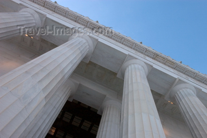 usa1351: Washington, D.C., USA: pillars of the Lincoln Memorial on The Mall - peristyle of 38 fluted Doric columns - colonnade - photo by C.Lovell - (c) Travel-Images.com - Stock Photography agency - Image Bank