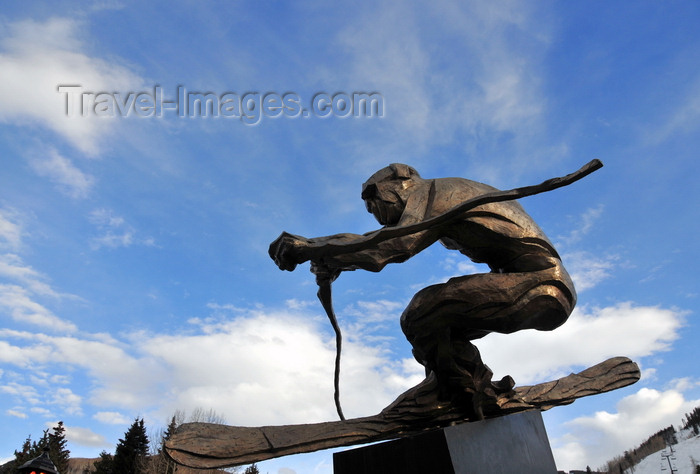 usa1384: Vail, Eagle County, Colorado, USA: bronze sculpture of a skier - 'The Edge', by Gail Folwell - Mountain Plaza - photo by M.Torres - (c) Travel-Images.com - Stock Photography agency - Image Bank