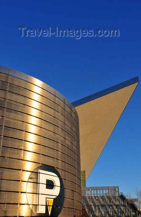 usa1392: Denver, Colorado, USA: Colorado Convention Center - iconic architecture - parking sign, stairs and bold roof - photo by M.Torres - (c) Travel-Images.com - Stock Photography agency - Image Bank