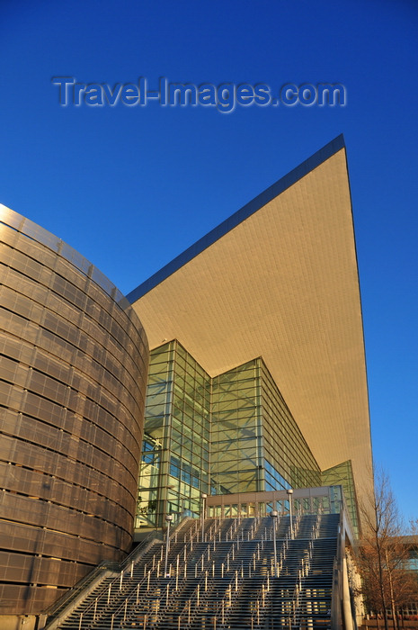 usa1394: Denver, Colorado, USA: Colorado Convention Center - stairs on Speer Boulevard - upward cutting roof - architect Curtis W. Fentress, Fentress Architects - photo by M.Torres - (c) Travel-Images.com - Stock Photography agency - Image Bank