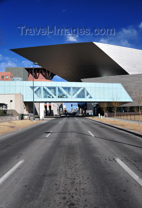 usa1403: Denver, Colorado, USA: Denver Art Museum - Frederic C. Hamilton building and passage to the Morgan Wing - view along West 13th Avenue - Civic Center - photo by M.Torres - (c) Travel-Images.com - Stock Photography agency - Image Bank
