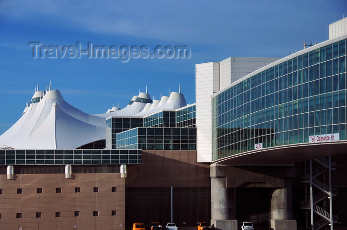 usa1436: Denver, Colorado, USA: Denver International Airport - skybridge bridge between the Jeppesen terminal and Concourse A - membrane roof in the background - designed by Fentress Bradburn Architects - photo by M.Torres - (c) Travel-Images.com - Stock Photography agency - Image Bank