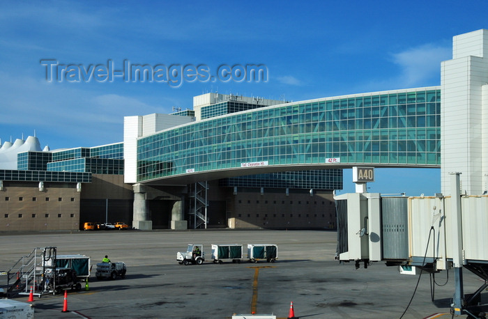 usa1438: Denver, Colorado, USA: Denver International Airport - double decker pedestrian bridge between the Jeppesen terminal and Concourse A - view from gate A40 - photo by M.Torres - (c) Travel-Images.com - Stock Photography agency - Image Bank