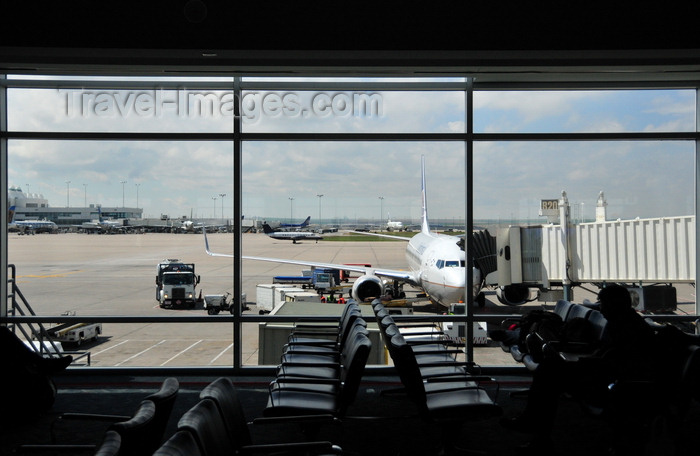 usa1444: Denver, Colorado, USA: Denver International Airport - waiting area on Concourse B - windows and aircraft at gate B20 - photo by M.Torres - (c) Travel-Images.com - Stock Photography agency - Image Bank