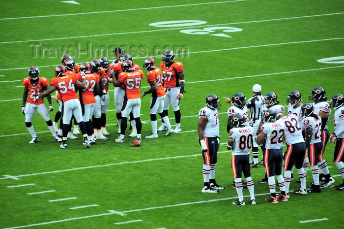 usa1451: Denver, Colorado, USA: Invesco Field at Mile High football stadium - National Football League game - Denver Broncos vs. Chicago Bears - the teams prepare their moves before a line of scrimmage - photo by M.Torres - (c) Travel-Images.com - Stock Photography agency - Image Bank