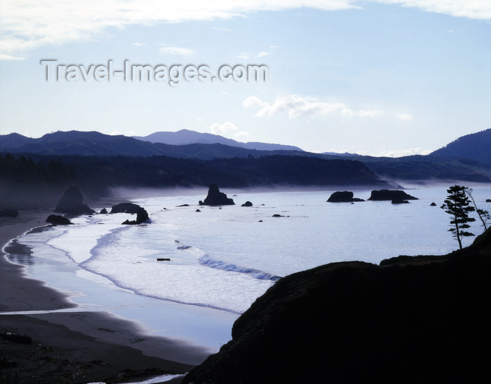 usa147: Pacific coast (Oregon): rocky beach - backlighted view of Cannon Beach - photo by  J.Fekete - (c) Travel-Images.com - Stock Photography agency - Image Bank