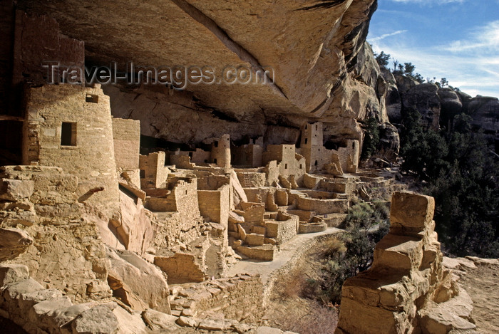 usa1479: Mesa Verde National Park, Montezuma County, Colorado, USA: Cliff Palace - sheltered by a huge rock slab - photo by C.Lovell - (c) Travel-Images.com - Stock Photography agency - Image Bank